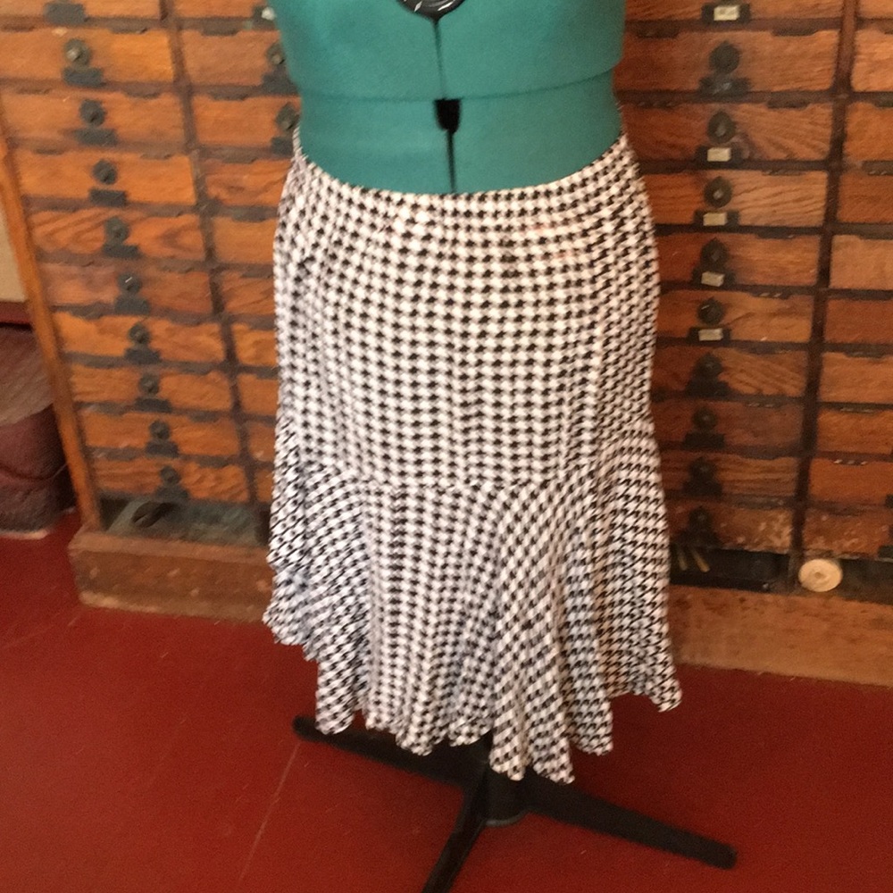 Houndstooth print skirt